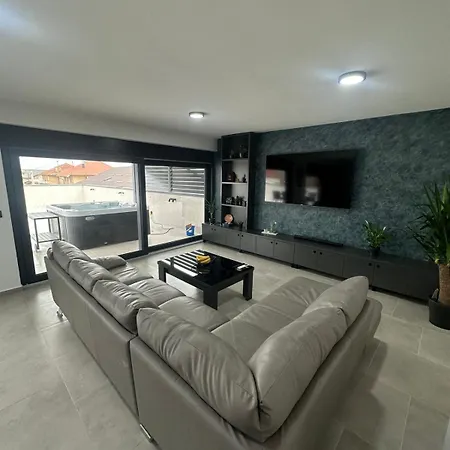 Blue Sky Apartment *